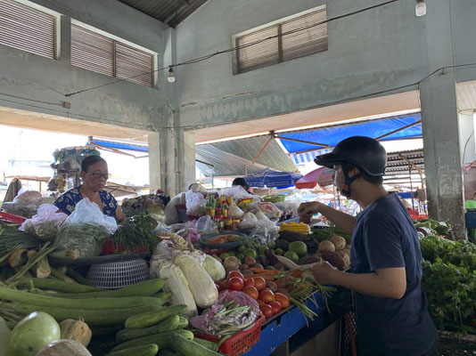 Bà Phạm Ngọc Anh đã gắn bó với chợ Đất Đỏ hơn 30 năm  (ảnh chụp ngày 2/3). 