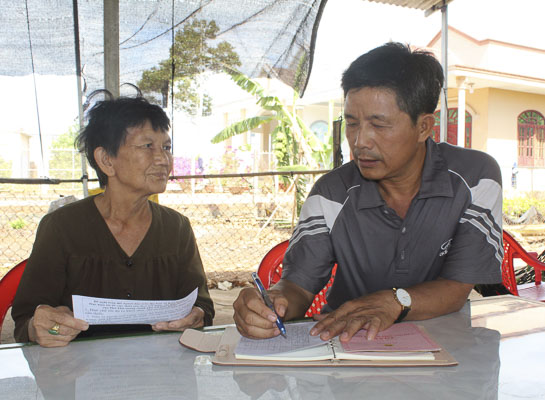 Ông Vương Khả Phú, Bí thư Chi bộ, Trưởng thôn Tân Long, xã Kim Long, huyện Châu Đức vận động người dân ký cam kết tham gia tố giác, báo tin về tội phạm (ảnh chụp trước khi  xảy ra dịch COVID-19).