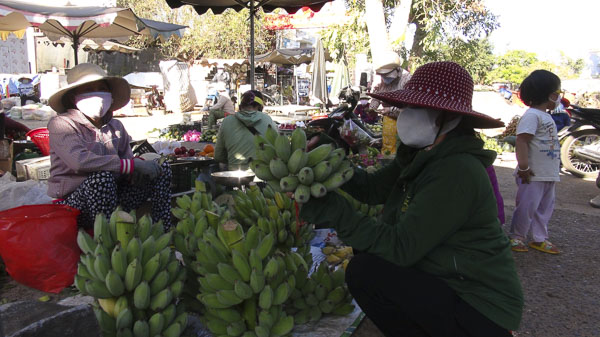 Bà Hồ Thị Nhung (bên trái, ở thôn Vinh Sơn, xã Nghĩa Thành) bán chuối ở chợ Chiều đã hơn 10 năm.