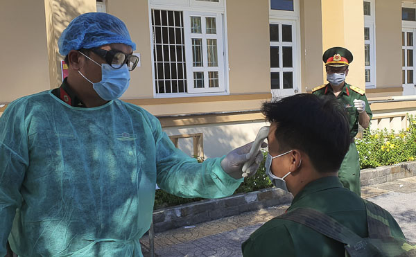 Đo kiểm tra thân nhiệt của cán bộ, chiến sĩ vào doanh trại tại Trung đoàn Minh Đạm nhằm phòng, chống dịch COVID-19.