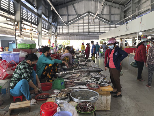 Khu vực buôn bán mặt hàng hải sản tươi sống tại chợ Côn Đảo.