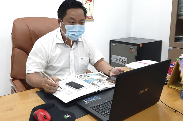 Giám đốc Sàn giao dịch BĐS Hưng Thịnh làm việc online tại nhà  với khách hàng và nhân viên.