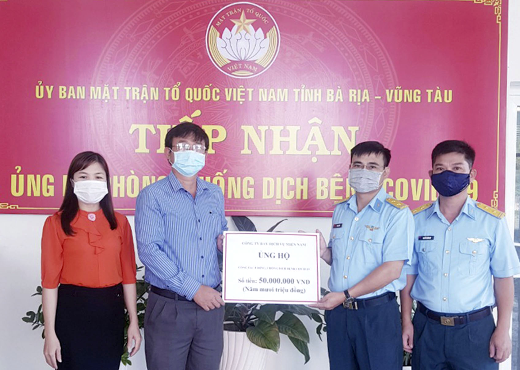 Ông Vũ Đình Diễn (thứ hai từ phải qua), Trưởng Phòng Lao động-Tiền lương, Công ty Trực thăng Miền Nam ủng hộ 50 triệu đồng cho công tác phòng, chống dịch  COVID-19 đến UBMTTQVN tỉnh vào sáng 10/4.