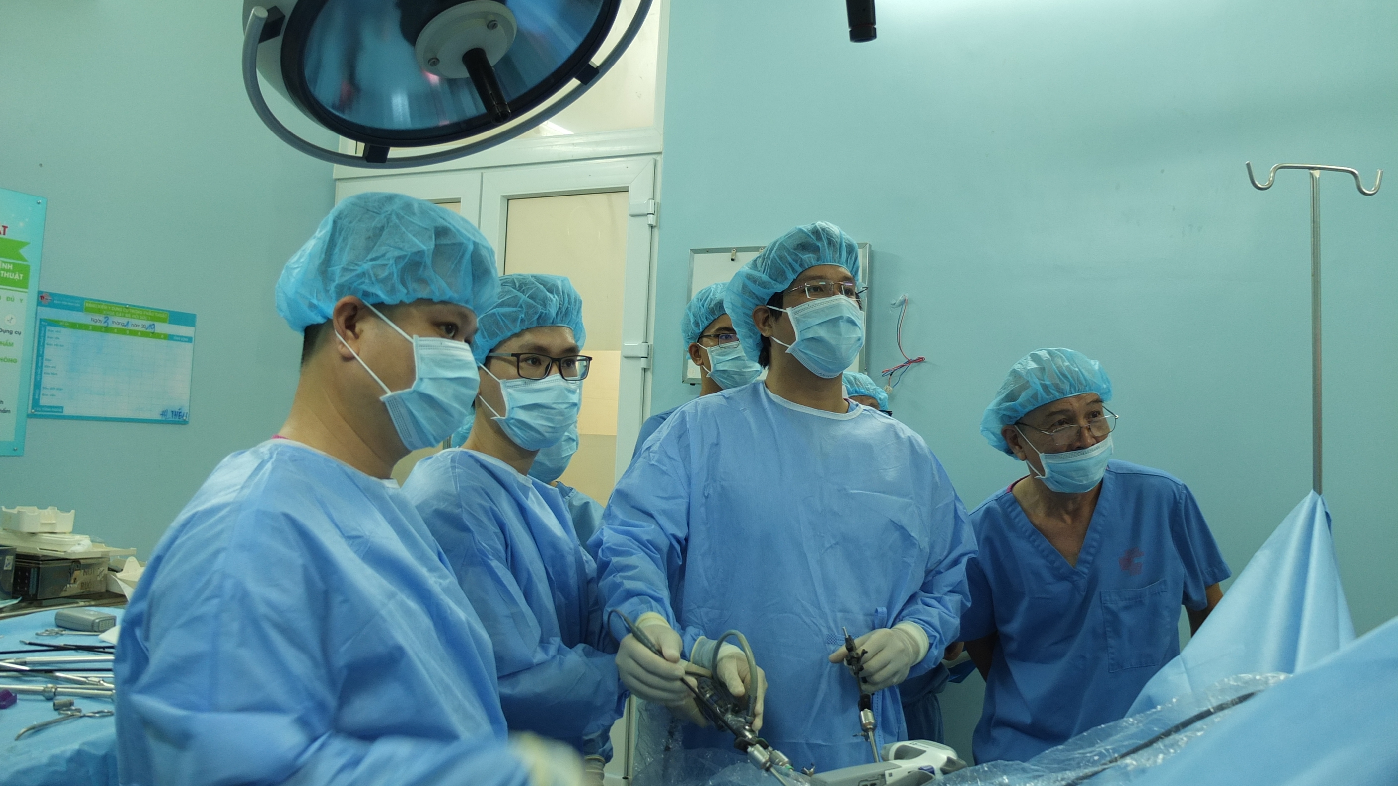 Một ca phẫu thuật nội soi lấy dị vật đường tiêu hóa tại Bệnh viện Bình Dân.