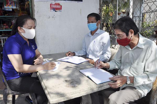 Ông Nguyễn Đăng Tu (ngồi giữa) cùng cán bộ Chi hội Phụ nữ, Chi hội Nông dân khu phố Suối Nhum trao đổi về việc thực hiện các hoạt động liên quan tới đời sống người dân trong khu phố.