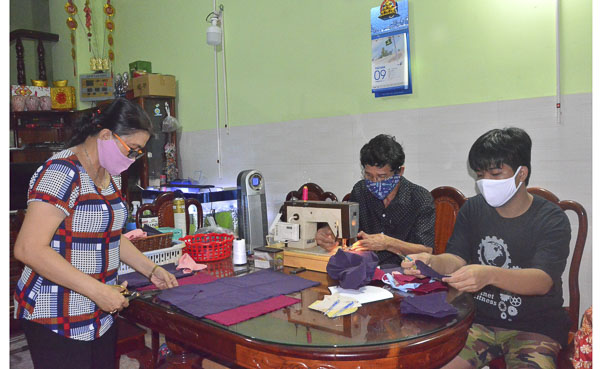 Gia đình anh Nguyễn Tấn Đức cùng may khẩu trang.