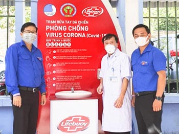 Ông Nguyễn Minh Triết, Chủ tịch Hội LHTN Việt Nam tỉnh (bìa phải) bàn giao Trạm rửa tay dã chiến cho  bá