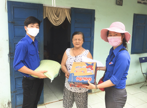ĐVTN xã Bình Giã trao quà cho bà Lê Thị Dân, ấp Nghi Lộc,  xã Bình Giã. Ảnh: DIỄM QUỲNH