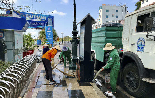 Tất cả các thùng rác dọc các tuyến đường ven biển đều được làm vệ sinh sạch sẽ.