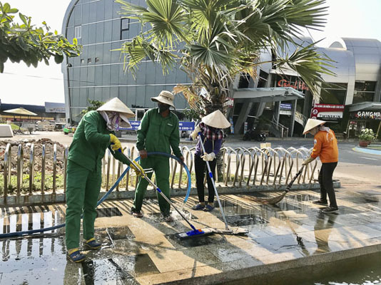 Công nhân Công ty VESCO làm sạch vỉa hè đoạn trước nhà hàng Gành Hào 2. 