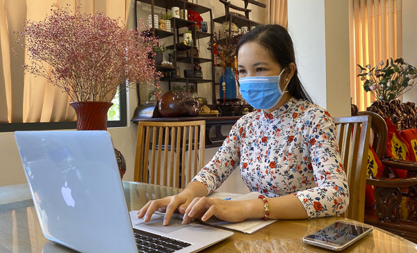 Cô Nguyễn Thị Phương Dung, Phó Hiệu trưởng Trường THCS Vũng Tàu thường xuyên dự giờ học trực tuyến của HS lớp 9 để rút kinh nghiệm, nâng cao chất lượng giảng dạy.