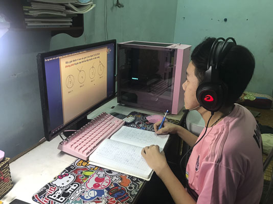 Giờ học qua truyền hình của em Nguyễn Trường Huy,  HS lớp 9.2, Trường THCS Thắng Nhất, TP. Vũng Tàu. 
