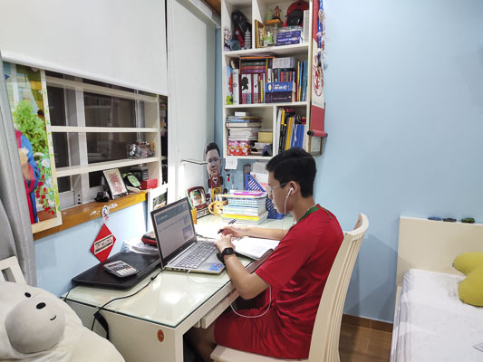 Em Hoàng Chấn Hưng, HS lớp 9.7, Trường THCS Vũng Tàu học trực tuyến môn tiếng Anh. Ảnh: KHÁNH CHI