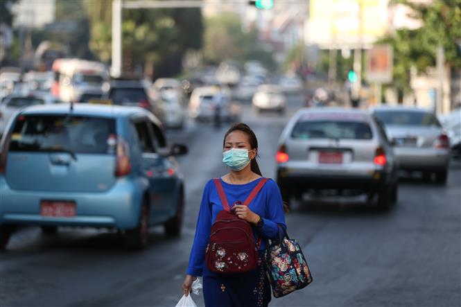 Người dân đeo khẩu trang đề phòng lây nhiễm COVID-19 tại Yangon, Myanmar, ngày 13/3/2020. Ảnh: THX/TTXVN