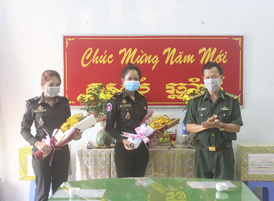 Đại tá Nguyễn Đức Ý, Phụ trách Hiệu trưởng Trường Trung cấp Biên phòng 2  tặng hoa chúc mừng học viên Campuchia nhân dịp Tết cổ truyền Chol Chnam Thmay.