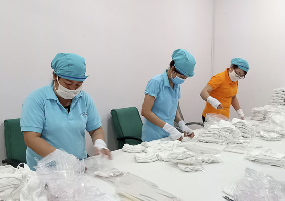 Công nhân Công ty CP May Vũng Tàu đóng gói khẩu trang vải kháng khuẩn tại xưởng. Ảnh: VÂN ANH