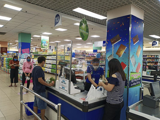 Người dân chủ động giãn cách phòng chống dịch khi mua hàng tại Co.op Mart Vũng Tàu. Ảnh: VÂN ANH