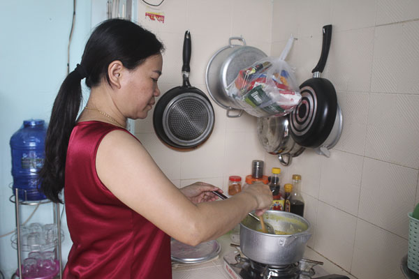 Từ tháng 2 đến nay, do ảnh hưởng của dịch COVID-19, cô Trần Thị Ngọc, GV Trường MN tư thục Hoa Sen không có thu nhập, cuộc sống khó khăn.