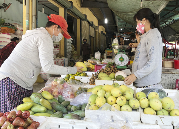 Tiểu thương và người mua tại chợ Lam Sơn đều chấp hành quy định mang khẩu trang.