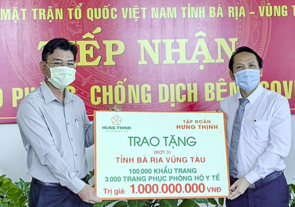 Đại diện Tập đoàn Hưng Thịnh (phải) trao bảng tượng trưng vật tư y tế cho tỉnh BR-VT. Ảnh: D.QUỲNH