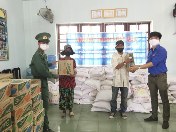 ĐVTN xã Bình Châu và Chi Đoàn Đồn Biên phòng Bình Châu tặng quà  cho người nghèo. Ảnh: DIỄM QUỲNH