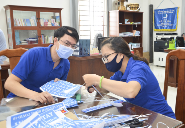 Anh Đỗ Minh Tân tham gia làm tấm chắn giọt bắn cùng ĐVTN trong huyện để tặng đội ngũ y, bác sĩ và lực lượng phòng, chống dịch bệnh COVID-19.