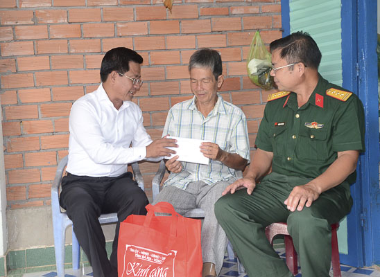 Người có công với cách mạng đang được hưởng trợ cấp hàng tháng sẽ được hưởng chính sách hỗ trợ người dân bị ảnh hưởng dịch COVID-19. Trong ảnh: Ông Bùi Chí Thành, Ủy viên dự khuyết Trung ương Đảng, Chủ tịch UBMTTQVN tỉnh thăm, tặng quà thương binh Nguyễn Văn Minh (huyện Đất Đỏ) nhân dịp kỷ niệm ngày Thương binh liệt sĩ 27/7/2019. Ảnh: VÂN ANH 
