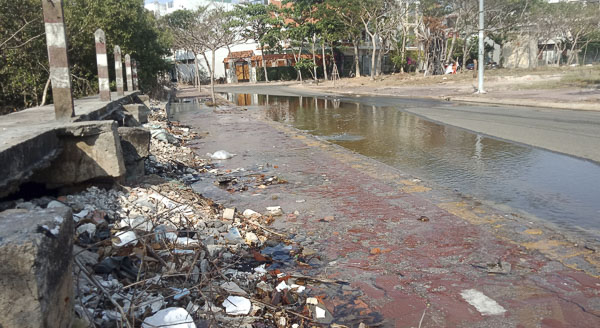 Thuỷ triều dâng, nước tràn qua các đoạn kênh bị hở hàm ếch làm nhiều đoạn đường bị ngập úng.