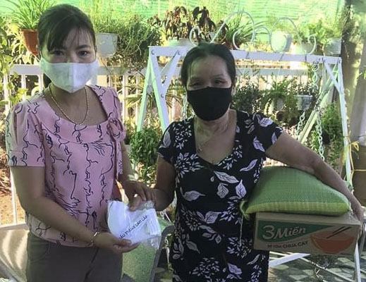 Cô Thu Trang tặng quà và khẩu trang chống dịch COVID-19 cho một hộ nghèo ở xã Xà Bang.