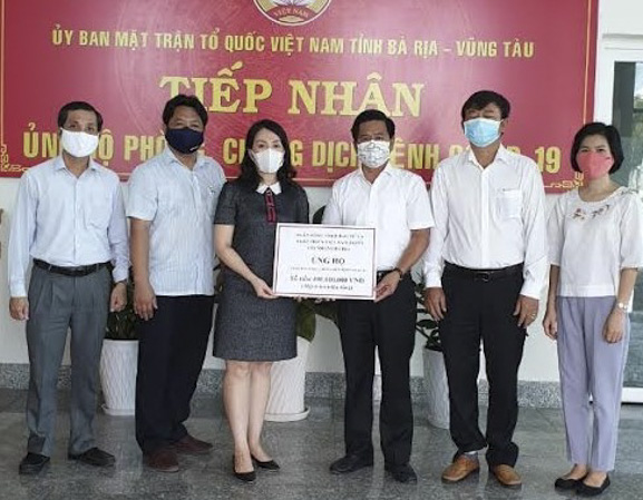 BIDV Chi nhánh Bà Rịa ủng hộ 100 triệu đồng thông qua UBMTTQVN tỉnh. Ảnh: DIỄM QUỲNH