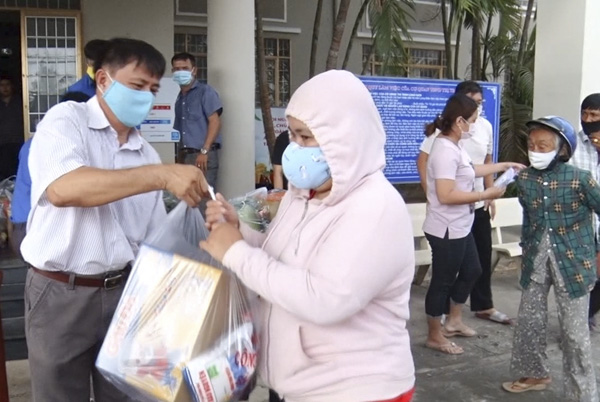 Ông Trần Văn Hóa, Bí thư Đảng ủy TT.Long Điền trao quà cho hộ nghèo,  có hoàn cảnh khó khăn trên địa bàn. Ảnh: NGỌC TUYỀN
