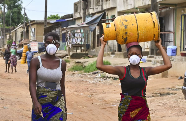 Người dân đeo khẩu trang nhằm ngăn chặn sự lây lan của dịch COVID-19 tại Abidjan, Cote d’Ivoire ngày 25/3/2020