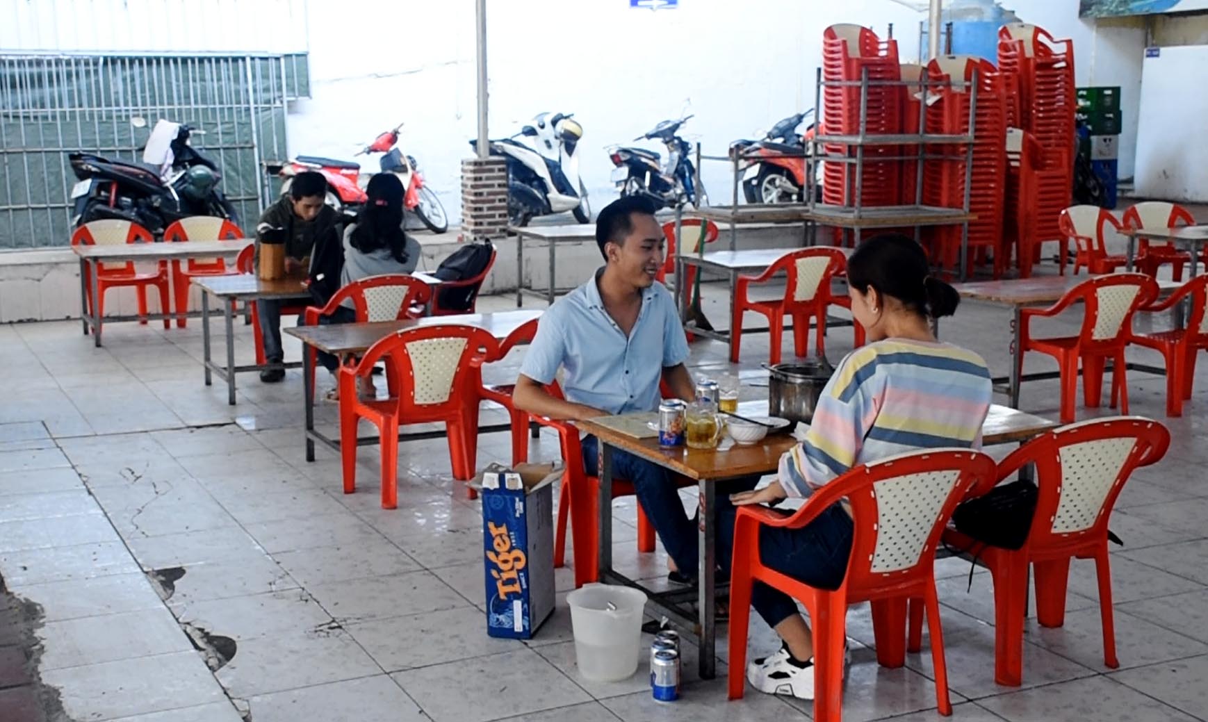 Các quán ăn đã mở cửa đón khách nhưng hết sức dè dặt