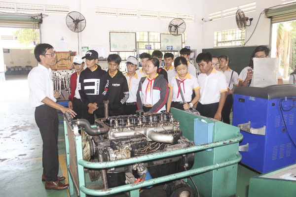 Những năm trước, Trường CĐ Kỹ thuật Công nghệ BR-VT thường đưa đón HS các trường THPT, THCS về tư vấn, hướng nghiệp tại trường. Nhưng năm nay nhà trường vẫn chưa thực hiện được hoạt động này. Trong ảnh: HS Trường THCS Châu Đức (huyện Châu Đức) tới tham quan, dự buổi hướng nghiệp và tư vấn tuyển sinh tại Trường CĐ Kỹ thuật Công nghệ BR-VT tháng 4/2019.