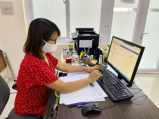 Chuyên viên Trường CĐ Du lịch Vũng Tàu tư vấn trực tuyến cho HS.