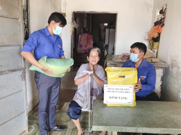 ĐVTN trao quà người già neo đơn trên địa bàn thị trấn Long Điền.