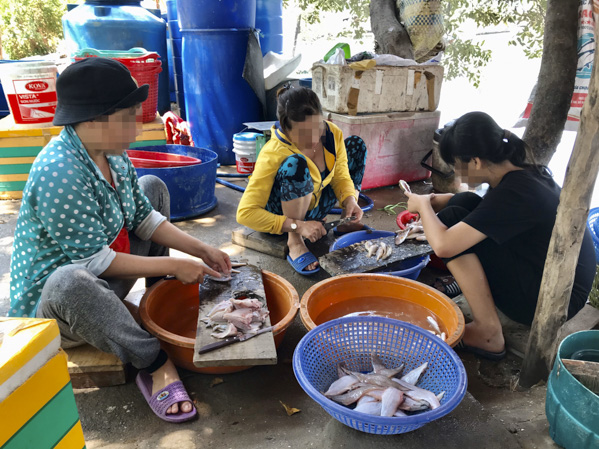 Người dân sơ chế cá bên kênh Rạch Bà. Họ là những người mà chúng tôi bắt gặp đã xả thải trực tiếp xuống kênh.