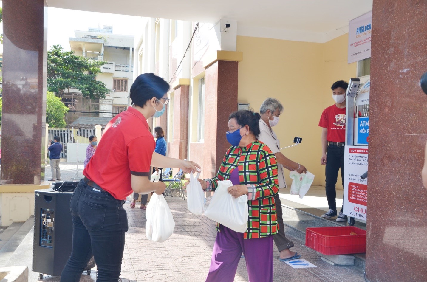 Trong ngày đầu tiên, ngoài gạo, mỗi người còn được tặng 5 quả trứng vịt, hoặc nước tương, khẩu trang, nước rửa tay sát khuẩn.