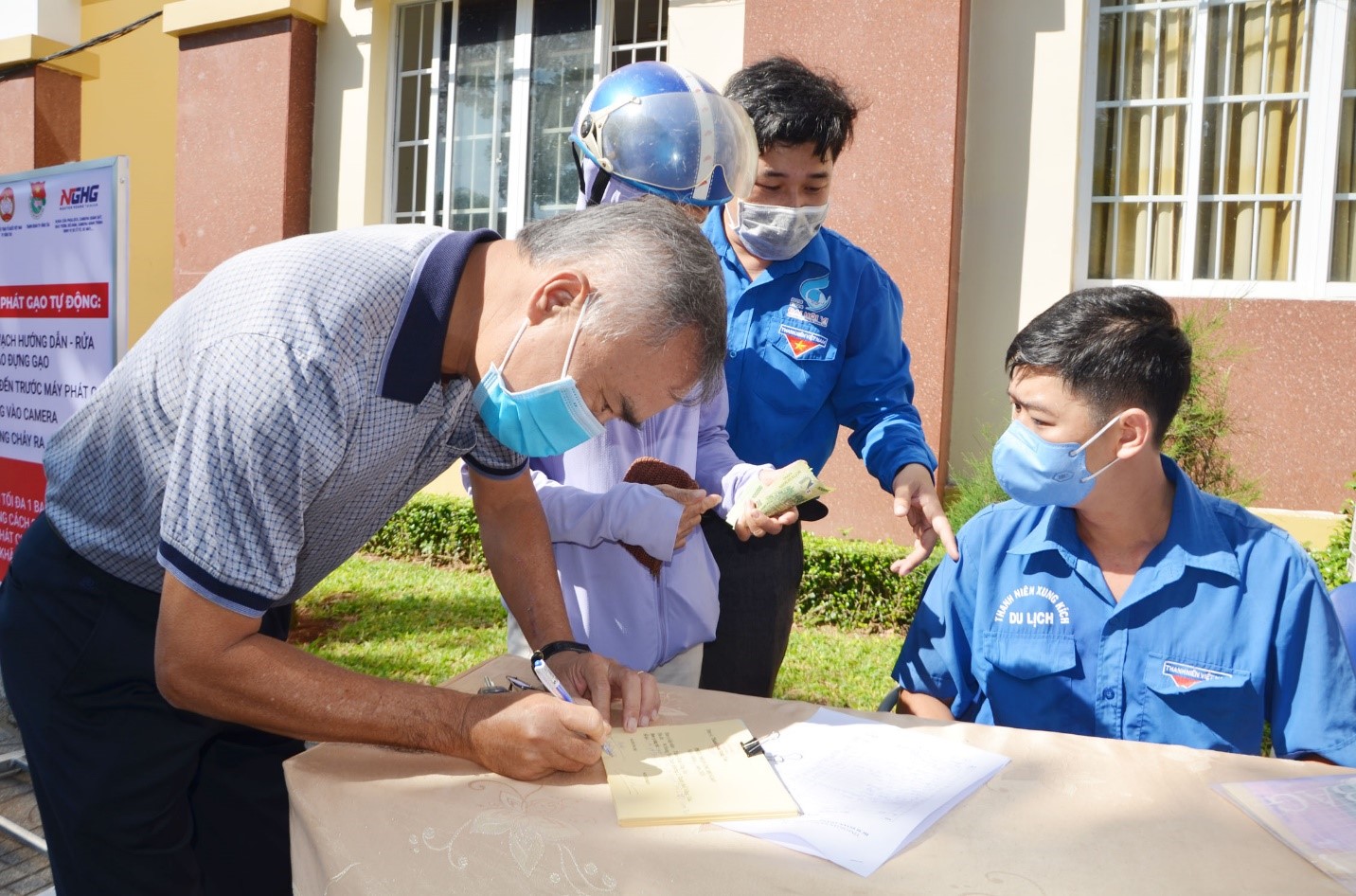 Ông Nguyễn Quốc Sơn, 17, Nguyễn Trãi, TP. Vũng Tàu ủng hộ 5 tấn gạo cho cây “ATM gạo”.