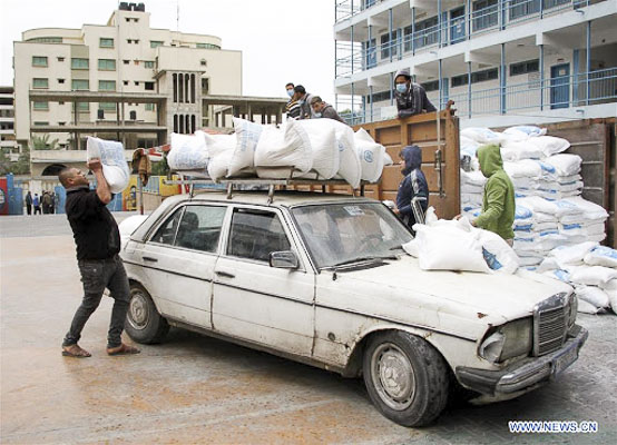 Công nhân chuyển lương thực cứu trợ cho người tị nạn Palestine tại trại tị nạn ở Gaza, ngày 31/3 vừa qua.