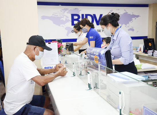 Khách hàng đến giao dịch tại phòng giao dịch BIDV trên đường Nguyễn Thái Học, TP. Vũng Tàu. Ảnh: VÂN ANH