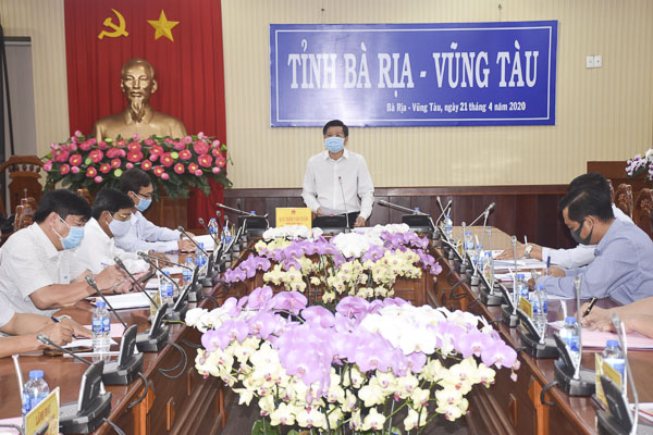Ông Trần Văn Tuấn, Phó Chủ tịch UBND tỉnh, Phó Trưởng BCĐ phòng chống COVID-19 tỉnh phát biểu tại cuộc họp.