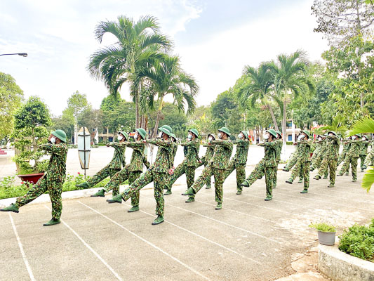Buổi học điều lệnh đội ngũ của các chiến sĩ mới tại Trường Quân sự tỉnh.