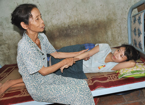Bà Nguyễn Thị Lộc chăm sóc con gái Phan Thị Mỹ Lệ bị bệnh tim.