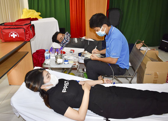 Người dân TP. Vũng Tàu tham gia hiến máu tình nguyện.