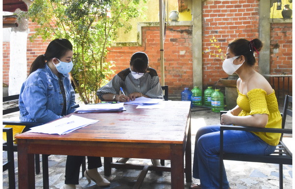 Tổ kiểm tra liên ngành TT.Ngãi Giao, huyện Châu Đức lập biên bản quán cà phê Hoàng Hoa, đường Nguyễn Chí Thanh vi phạm quy định phòng, chống dịch.