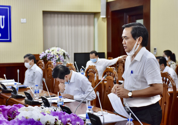 Ông Nguyễn Văn Đặng, Phó Giám đốc Sở KH-ĐT phát biểu về việc điều chỉnh hệ số giá đất tại cuộc họp 