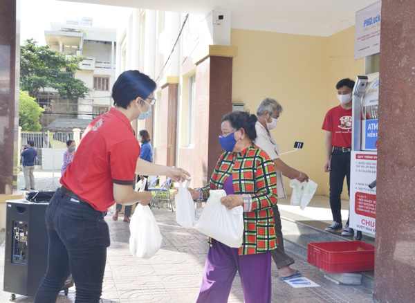 Ngoài nhận gạo, người dân đến “ATM gạo” (số 4 Hoàng Hoa Thám, TP.Vũng Tàu)  còn được nhận trứng, cá, nước tương… và các nhu yếu phẩm khác.