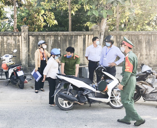 Đội kiểm tra liên ngành huyện Côn Đảo lập biên bản  vi phạm người không đeo khẩu trang nơi công cộng.