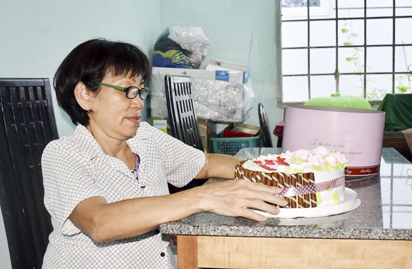 Chị Trần Thị Ánh Tuyết làm bánh kem để giao cho khách. 